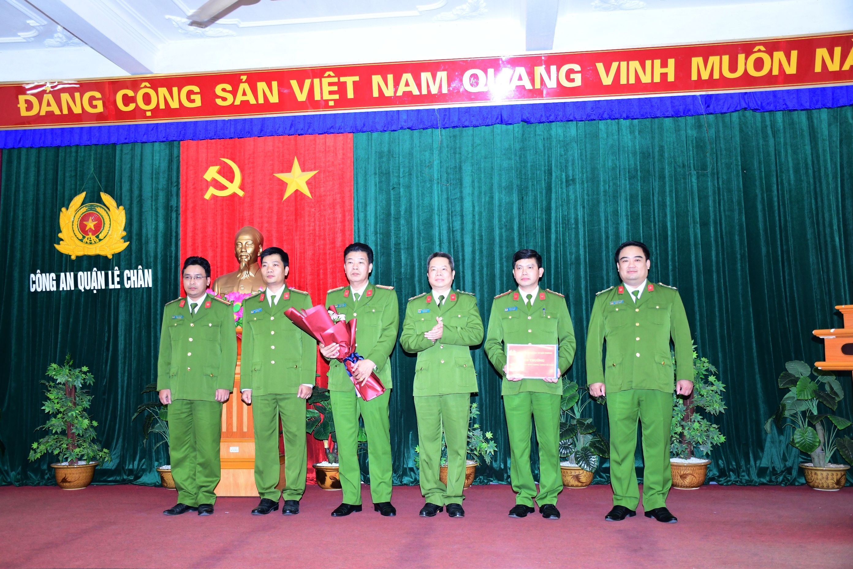 Khen thưởng Công an quận Lê Chân liên tiếp lập nhiều thành tích xuất sắc trong đấu tranh, phòng chống tội phạm